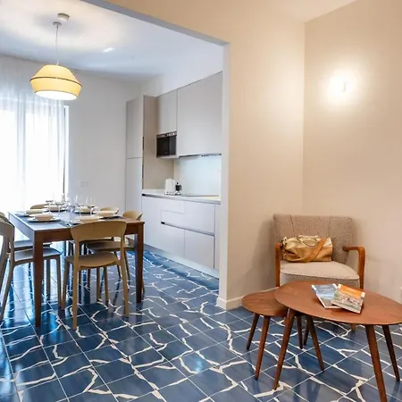 Διαμέρισμα Elegant & Modern 4bedroom In *
